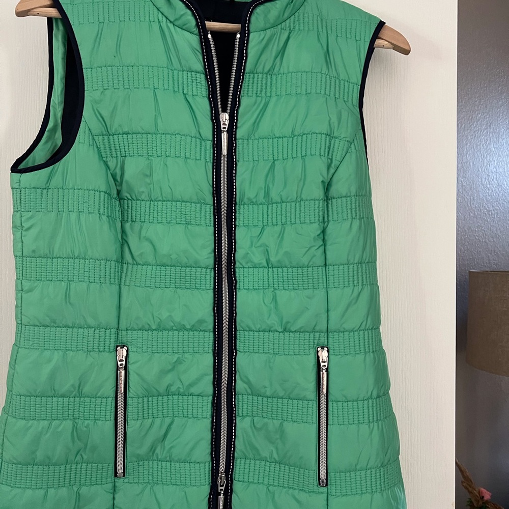 Green Quilted Vest with Zipper, navy blue pipping